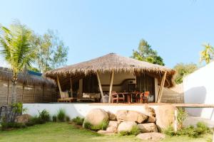 una casa con tetto di paglia e cortile di ALOE Beach Villa 1 ad Ao Nam Mao