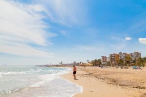 Ein Mann steht am Strand in der Nähe des Ozeans in der Unterkunft ALEGRIA ID51 in Orihuela