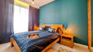 sypialnia z łóżkiem z tacą z jedzeniem w obiekcie Apartment Przyfabryczny Księży Młyn - Garaż - Klimatyzacja - FV w Łodzi
