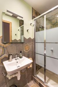 bagno con lavandino e doccia di Three bedrooms apartment a Barcellona