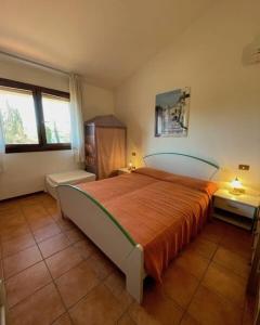 een slaapkamer met een groot bed en 2 ramen bij Fantastic villa with pool surrounded by nature in Palazzo Vianello