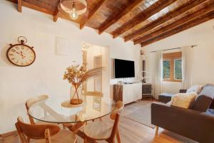 a living room with a glass table and a clock at Laurelin in Candelaria