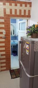 La cuisine est équipée d'un réfrigérateur et d'un évier. dans l'établissement NUBA ONe, à Assouan
