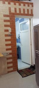 une porte dans une pièce avec un mur dans l'établissement NUBA ONe, à Assouan