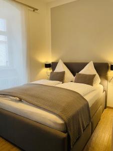 Ein Bett oder Betten in einem Zimmer der Unterkunft Altstadt Hotel Glockenhof