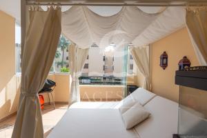 マルベーリャにあるHacienda Playaのベッドルーム1室(ベッド1台、大きな窓付)