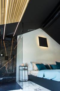 um quarto com uma cama e uma parede de vidro em Loft Privatif Ground Two em Thimister