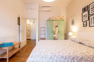 1 dormitorio con 1 cama grande y armario verde en Casa al 4, en Florencia