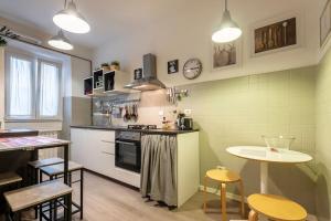 una cucina con bancone, tavolo e sedie di Casa al 4 a Firenze