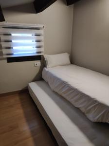 Cama ou camas em um quarto em APT 3 Àtic acollidor al Centre de Vic - APTGARBI