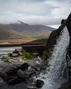 uma cascata no lado de uma montanha em Teach Eoin em Dingle