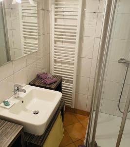 Ein Badezimmer in der Unterkunft Altstadt Hotel Glockenhof