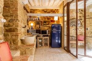 a kitchen with an old refrigerator in a room at Casa Pereta in Magliano in Toscana