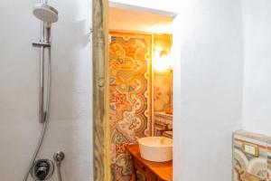 bagno con lavandino e doccia di Casa Pereta a Magliano in Toscana