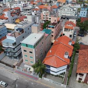una vista aérea de una ciudad con edificios en Residencial Lúcia Silvestre, en Florianópolis