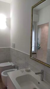 Ett badrum på ATTICO DEL CONERO