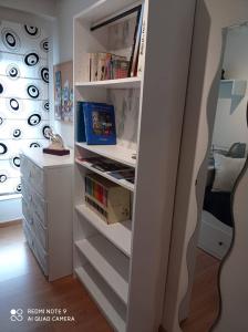 a bedroom with a book shelf with books at Bermejo Apartamento in Candás