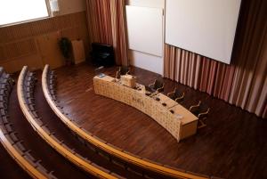 uma visão geral de um palco num auditório em Hotel Sofia em Helsínquia