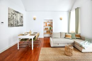 uma sala de estar com um sofá e uma mesa em Coast Guard Apartment em Faro