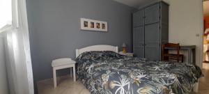 1 dormitorio con 1 cama y armario negro en Chambre d'hôte Magdeleine en Le Guillaume