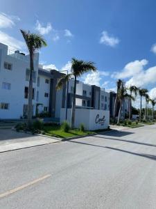 eine leere Straße vor einem Gebäude mit Palmen in der Unterkunft Estancia Mónaco, Hard Rock CANA BAY in Punta Cana