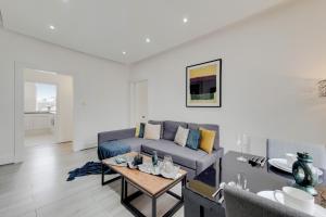 un soggiorno con divano e tavolo di The Belgravia Residences a Londra