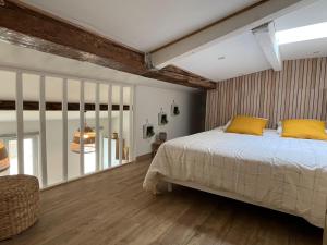 - une chambre avec un grand lit et des oreillers jaunes dans l'établissement Vieux port LA CIOTAT 1, à La Ciotat