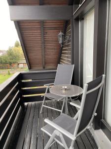 een terras met 2 stoelen en een tafel bij Shelby in Zülpich
