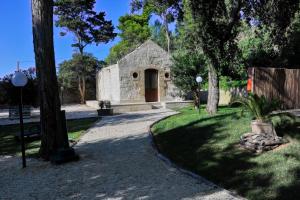 un edificio de piedra con una puerta en un patio en Baia Dei Micenei, en Otranto