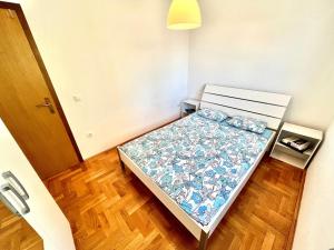 Un dormitorio pequeño con una cama en una habitación. en Apartment Aida, en Jadranovo