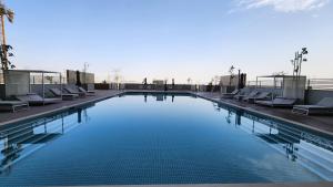 Bazén v ubytování STAY BY LATINEM Luxury 1BR Holiday Home CVR B2810 near Burj Khalifa nebo v jeho okolí