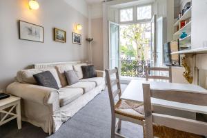 sala de estar con sofá y mesa en Bright 2 bedroom flat with terrace in Notting Hill, en Londres