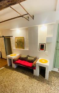 ein Wohnzimmer mit einem Sofa und 2 Tischen in der Unterkunft L'Atelier in Béziers