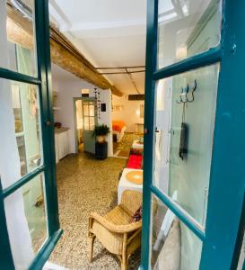 Zimmer mit 2 Betten und einem Fenster in der Unterkunft L'Atelier in Béziers
