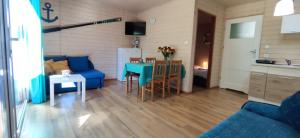 Domki latonafali في دابكي: غرفة معيشة مع أريكة زرقاء وطاولة
