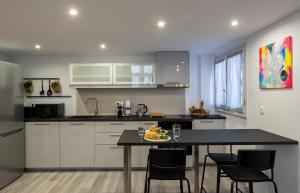 Kuchyň nebo kuchyňský kout v ubytování Central Suites Aegina 1