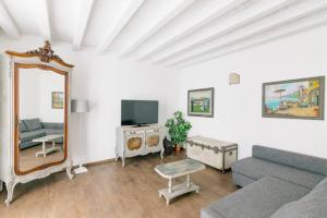 a living room with a couch and a mirror at Addimora Boutique Suites in Palermo