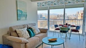 Los MártiresにあるBONAIRE CELESTE 11 - Frente a la playa - Solo Familiasのソファとテーブルのあるリビングルーム