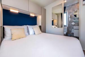 Кровать или кровати в номере Maistra Camping Polari Mobile homes