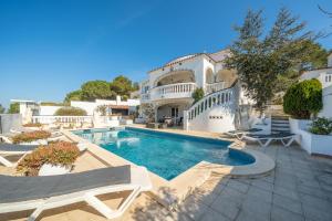 Bazén v ubytovaní Holiday Home Adriana alebo v jeho blízkosti