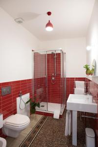 een badkamer met een douche, een toilet en een wastafel bij Al Dio Bes in Cagliari