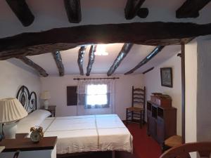 um quarto com uma cama grande e uma janela em Can vinyals 1979 em La Pobla de Cérvoles