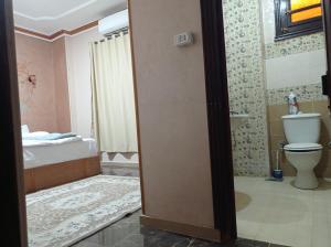 een badkamer met een toilet, een wastafel en een bad bij Royal Pyramids Inn in Caïro