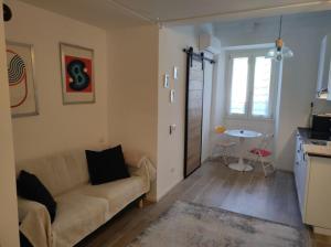 a living room with a couch and a table at Appartamento Galgano Prato centro in Prato