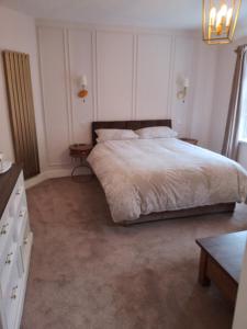 um quarto com uma cama grande e uma mesa em Linroy Guest House em Skegness