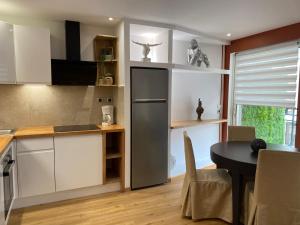 cocina con nevera y mesa. en Arthur Properties Rue d'Antibes, en Cannes