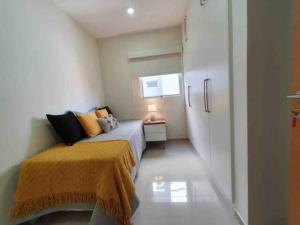 a small bedroom with a bed and a window at Apart-Hotel de Lujo en Eje Corporativo de Asunción! 2 y 3 habitaciones in Asuncion