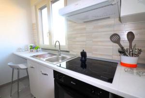 eine Küche mit einer Spüle und einer Arbeitsplatte in der Unterkunft Casa Ninà in Sant'Agnello