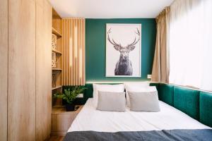 - une chambre dotée d'un lit avec un mur vert dans l'établissement Moon Resort, à Buşteni