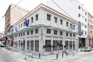 比雷埃夫斯Gallery Suites & Residences Piraeus的街道上一栋白色建筑的效果图